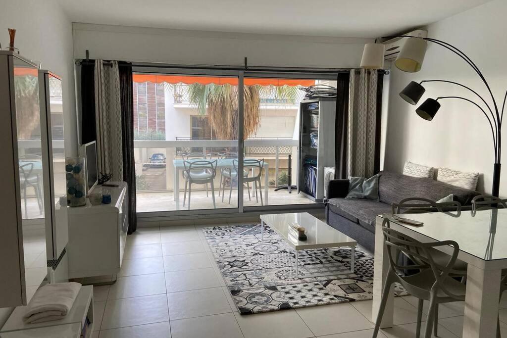 App Le Rocazur Avec Piscine Et Parking En Bord De Mer A 500M Du Centre Ville マントン エクステリア 写真