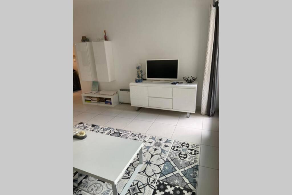 App Le Rocazur Avec Piscine Et Parking En Bord De Mer A 500M Du Centre Ville マントン エクステリア 写真